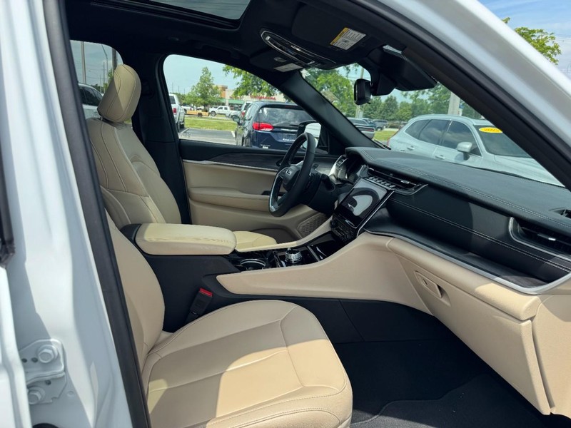 Jeep Grand Cherokee L Vehicle Full-screen Gallery Image 18