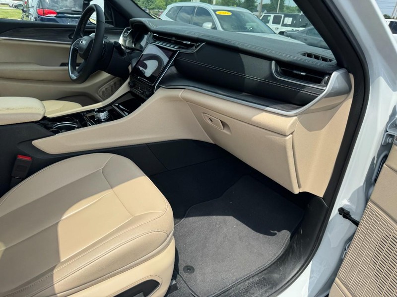 Jeep Grand Cherokee L Vehicle Full-screen Gallery Image 19