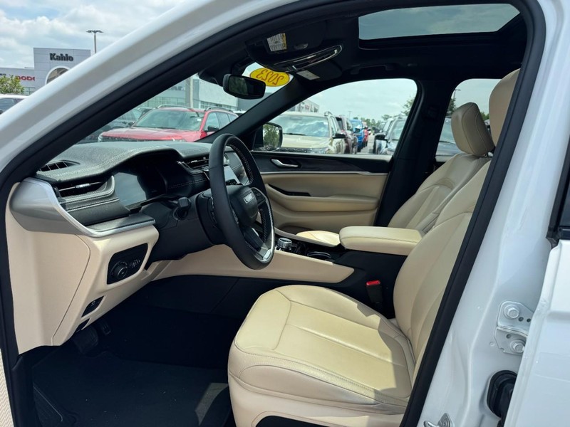 Jeep Grand Cherokee L Vehicle Full-screen Gallery Image 21