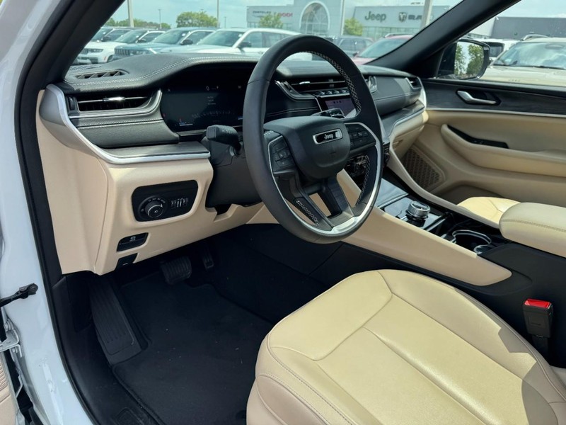 Jeep Grand Cherokee L Vehicle Full-screen Gallery Image 22
