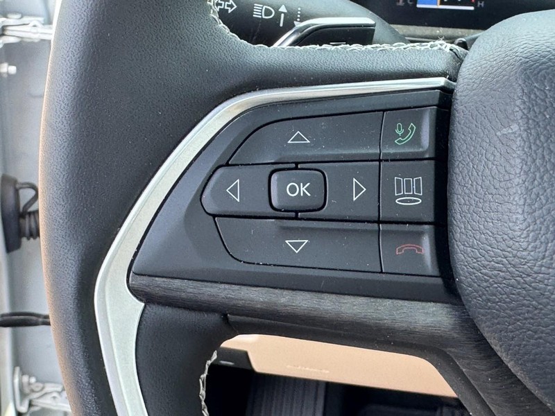 Jeep Grand Cherokee L Vehicle Full-screen Gallery Image 23