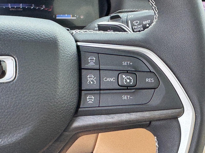 Jeep Grand Cherokee L Vehicle Full-screen Gallery Image 24