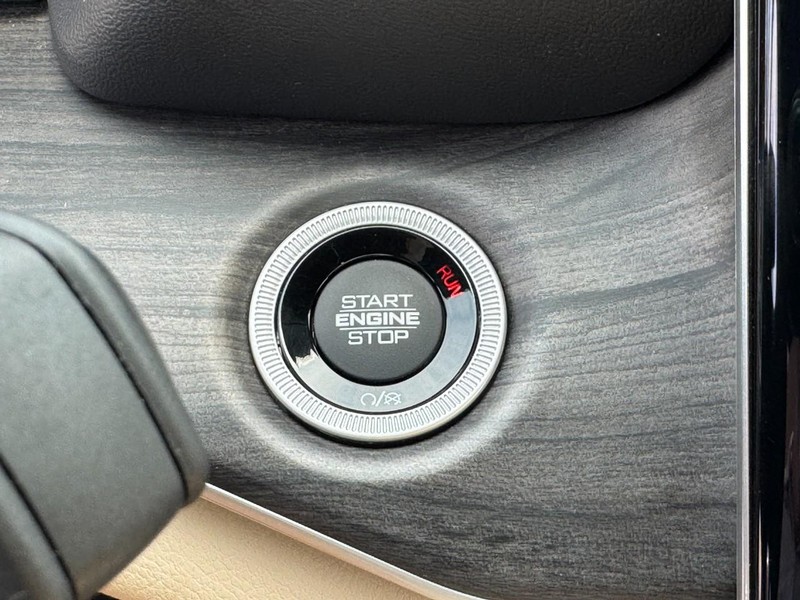 Jeep Grand Cherokee L Vehicle Full-screen Gallery Image 25
