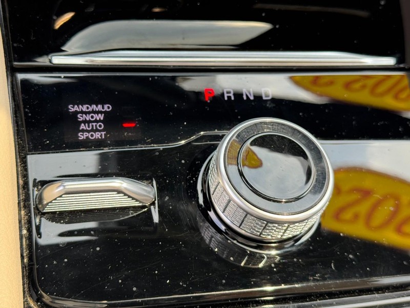 Jeep Grand Cherokee L Vehicle Full-screen Gallery Image 26