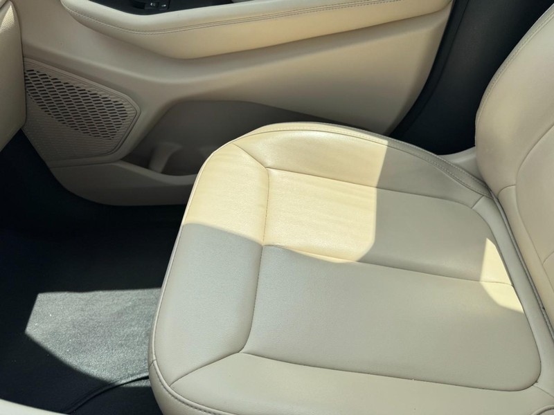 Jeep Grand Cherokee L Vehicle Full-screen Gallery Image 30