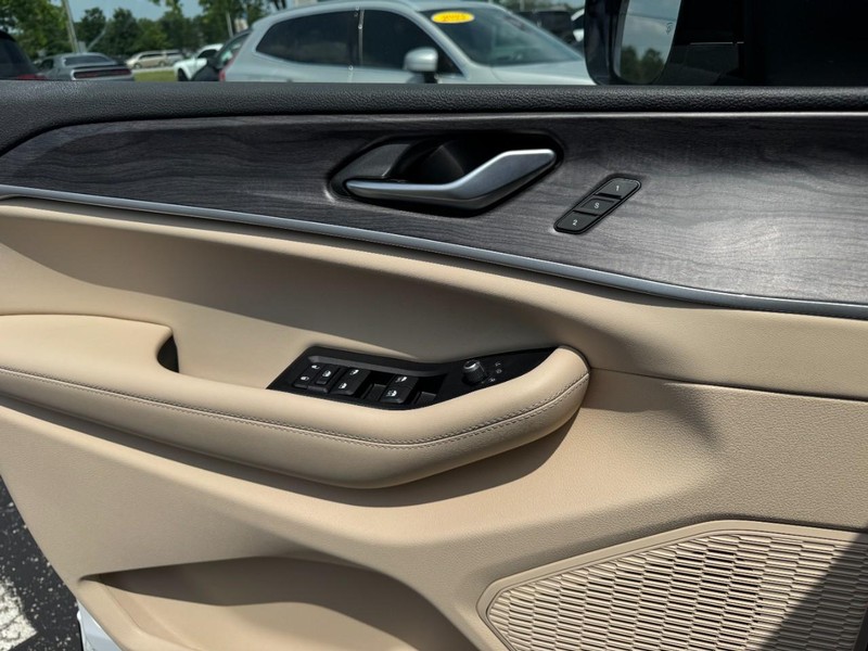 Jeep Grand Cherokee L Vehicle Full-screen Gallery Image 31