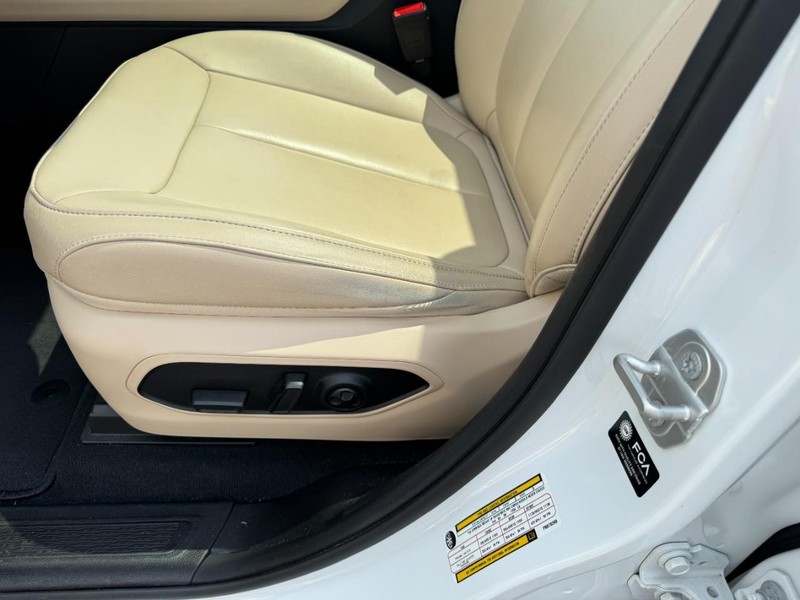 Jeep Grand Cherokee L Vehicle Full-screen Gallery Image 33