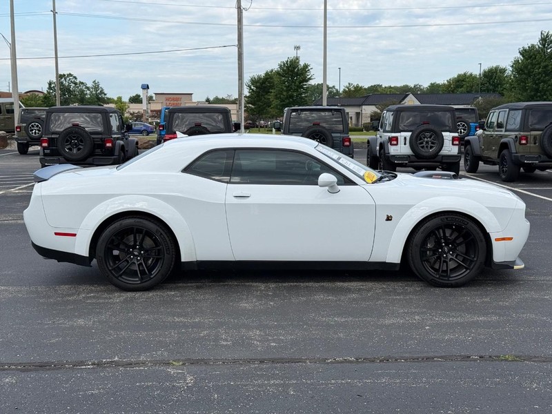 Dodge Challenger Vehicle Full-screen Gallery Image 2