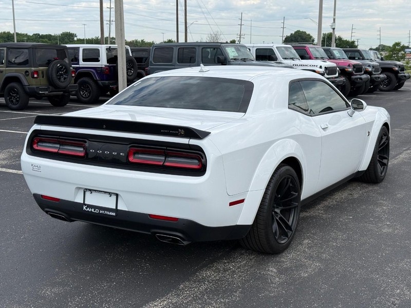 Dodge Challenger Vehicle Full-screen Gallery Image 3