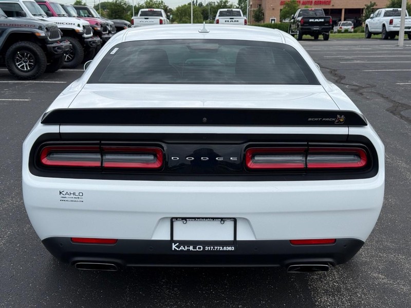 Dodge Challenger Vehicle Full-screen Gallery Image 4