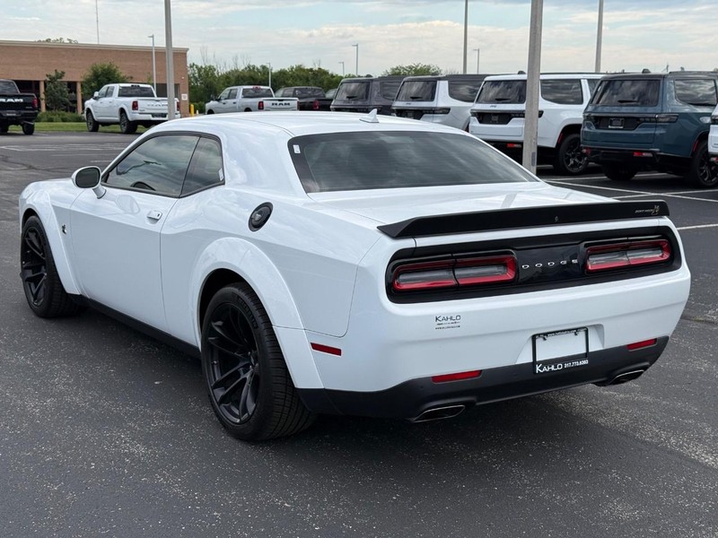 Dodge Challenger Vehicle Full-screen Gallery Image 5