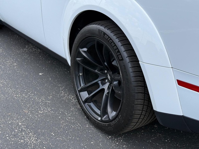 Dodge Challenger Vehicle Full-screen Gallery Image 6