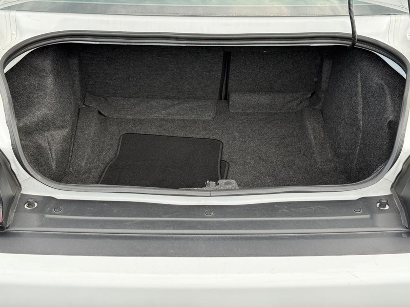 Dodge Challenger Vehicle Full-screen Gallery Image 7