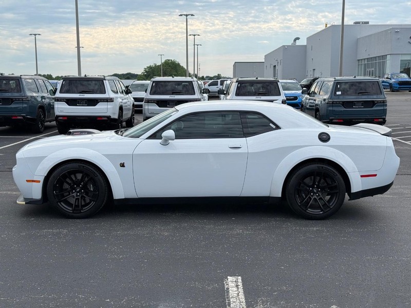Dodge Challenger Vehicle Full-screen Gallery Image 8