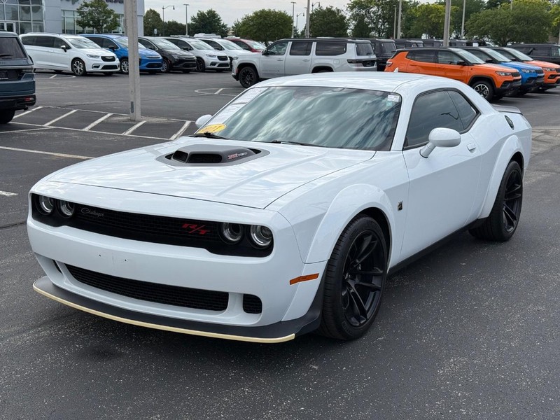 Dodge Challenger Vehicle Full-screen Gallery Image 9