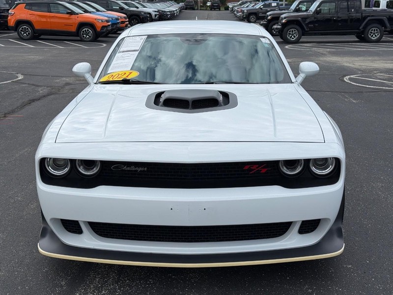 Dodge Challenger Vehicle Full-screen Gallery Image 10