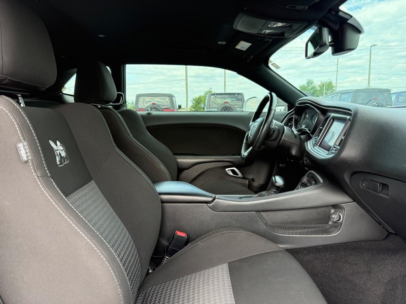 Dodge Challenger Vehicle Full-screen Gallery Image 11