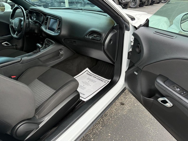 Dodge Challenger Vehicle Full-screen Gallery Image 12