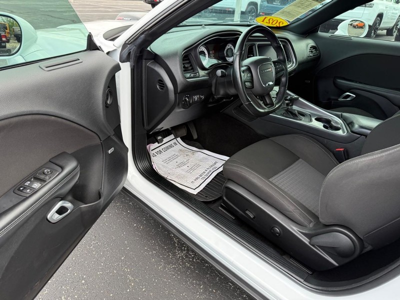 Dodge Challenger Vehicle Full-screen Gallery Image 15