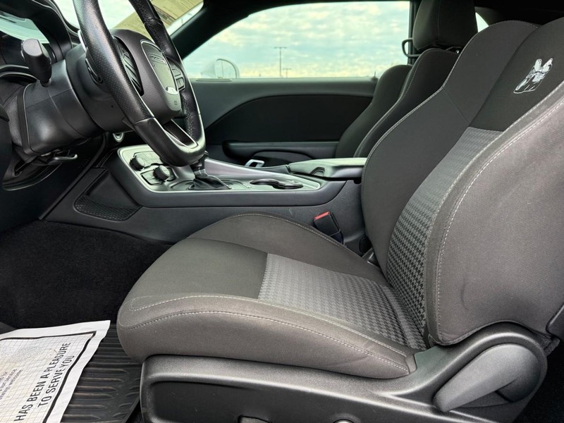 Dodge Challenger Vehicle Full-screen Gallery Image 16