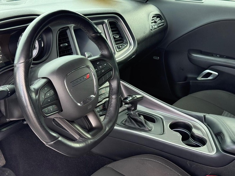Dodge Challenger Vehicle Full-screen Gallery Image 17