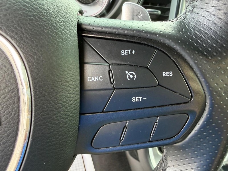 Dodge Challenger Vehicle Full-screen Gallery Image 19