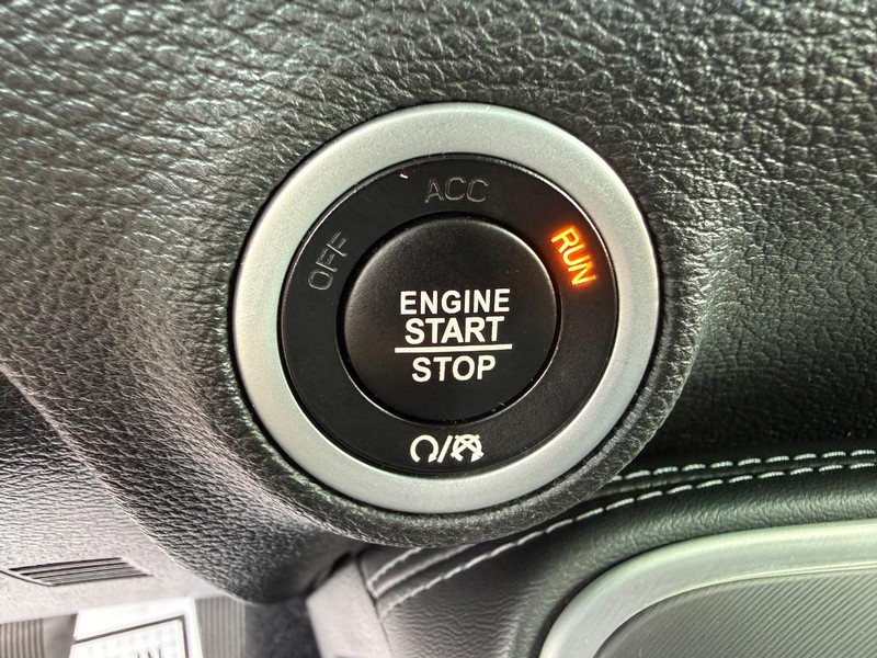 Dodge Challenger Vehicle Full-screen Gallery Image 20