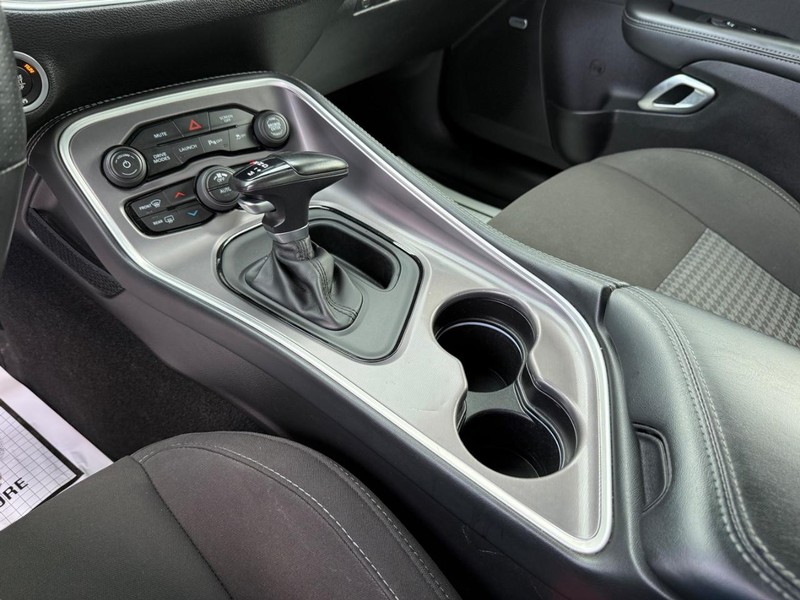 Dodge Challenger Vehicle Full-screen Gallery Image 25