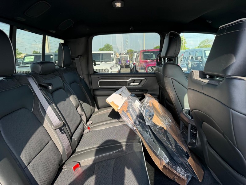 Ram 1500 Vehicle Full-screen Gallery Image 10