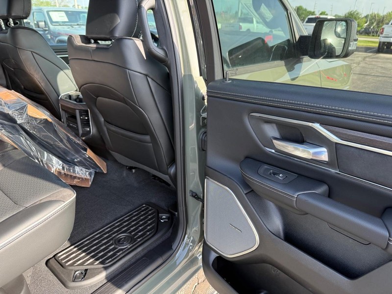 Ram 1500 Vehicle Full-screen Gallery Image 11