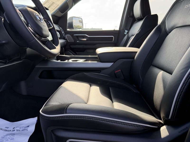 Ram 1500 Vehicle Full-screen Gallery Image 17