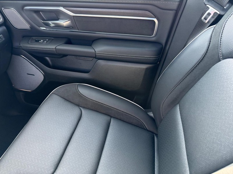 Ram 1500 Vehicle Full-screen Gallery Image 26
