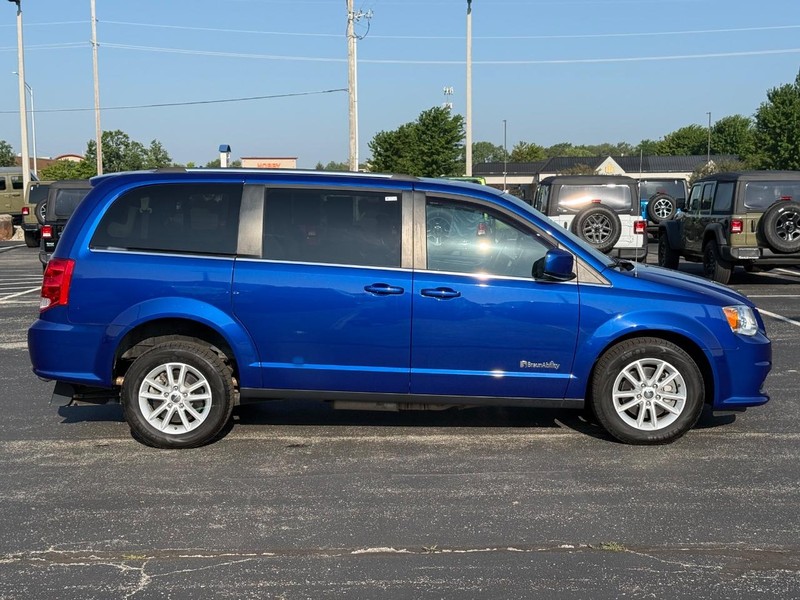 Dodge Grand Caravan Vehicle Full-screen Gallery Image 2