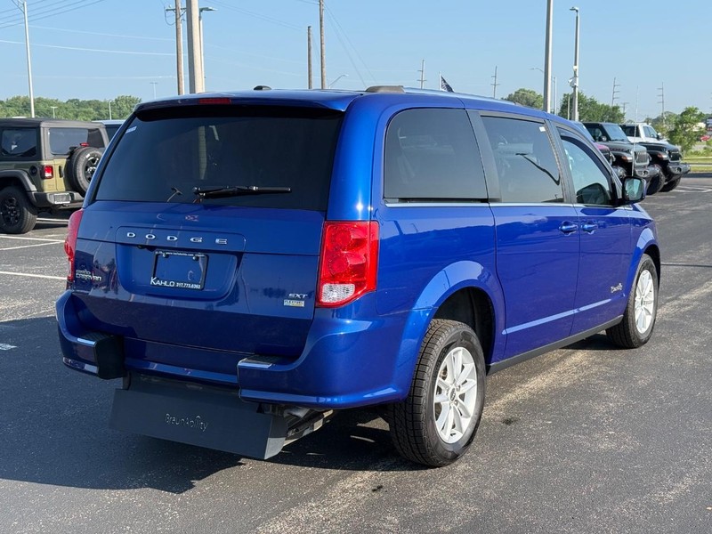 Dodge Grand Caravan Vehicle Full-screen Gallery Image 3