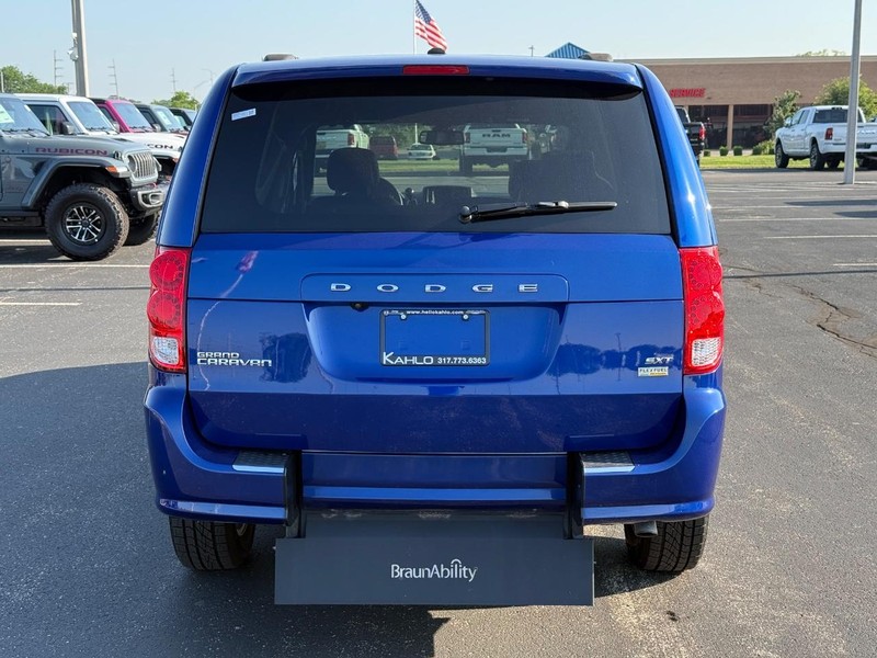 Dodge Grand Caravan Vehicle Full-screen Gallery Image 4