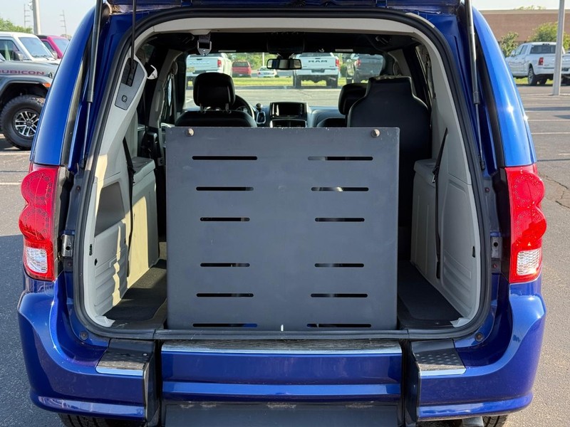 Dodge Grand Caravan Vehicle Full-screen Gallery Image 7