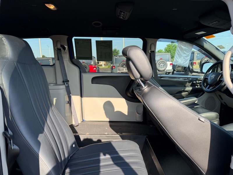 Dodge Grand Caravan Vehicle Full-screen Gallery Image 11