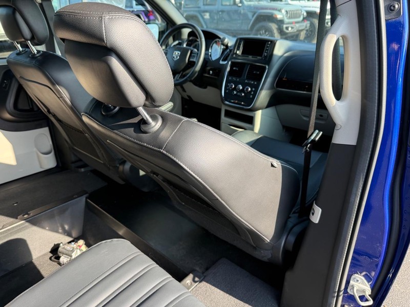 Dodge Grand Caravan Vehicle Full-screen Gallery Image 12