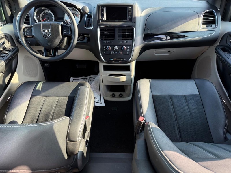 Dodge Grand Caravan Vehicle Full-screen Gallery Image 14