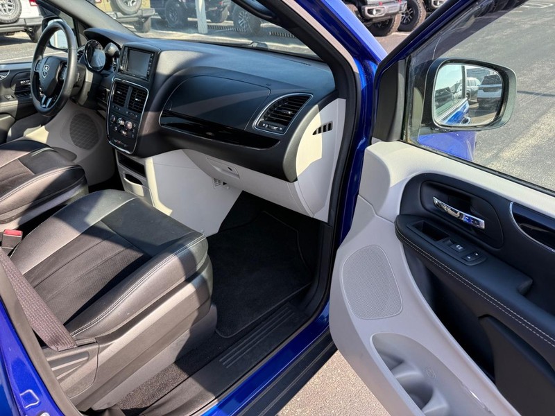 Dodge Grand Caravan Vehicle Full-screen Gallery Image 16