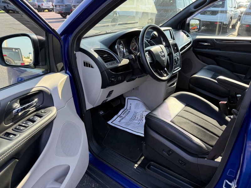 Dodge Grand Caravan Vehicle Full-screen Gallery Image 18