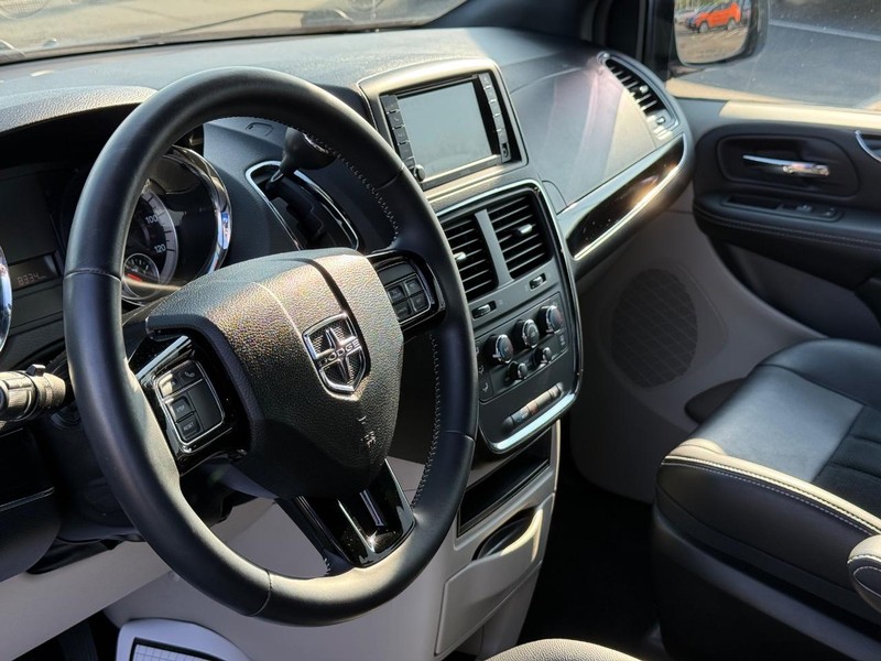 Dodge Grand Caravan Vehicle Full-screen Gallery Image 20