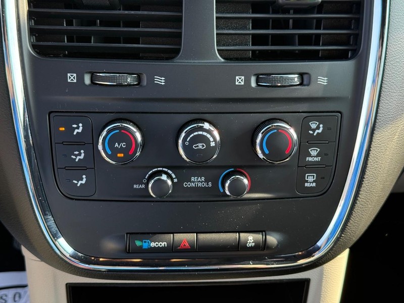 Dodge Grand Caravan Vehicle Full-screen Gallery Image 25