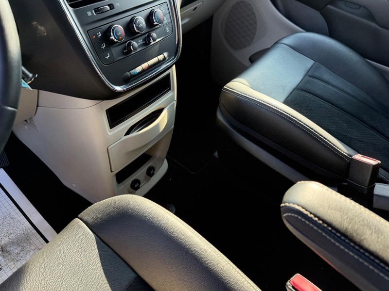 Dodge Grand Caravan Vehicle Full-screen Gallery Image 26