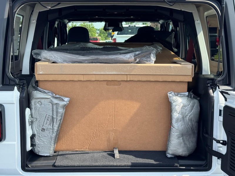 Jeep Wrangler Vehicle Full-screen Gallery Image 7