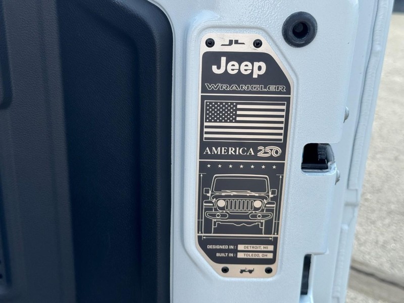 Jeep Wrangler Vehicle Full-screen Gallery Image 8