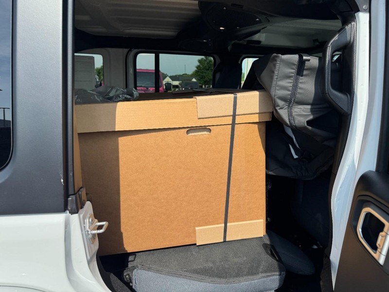Jeep Wrangler Vehicle Full-screen Gallery Image 11