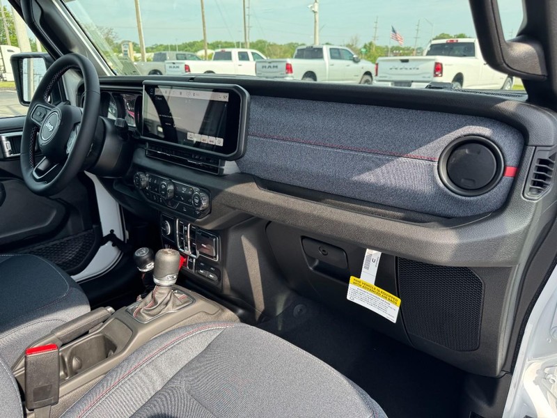 Jeep Wrangler Vehicle Full-screen Gallery Image 16