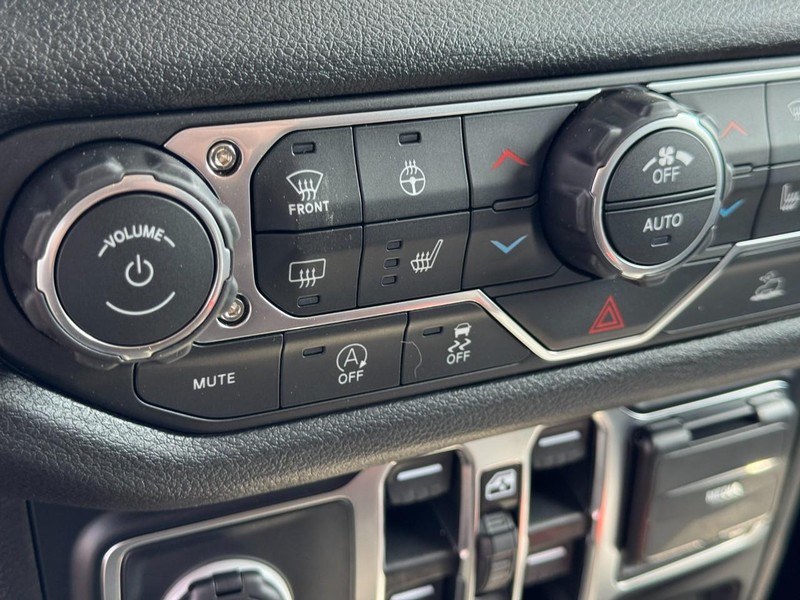Jeep Wrangler Vehicle Full-screen Gallery Image 26