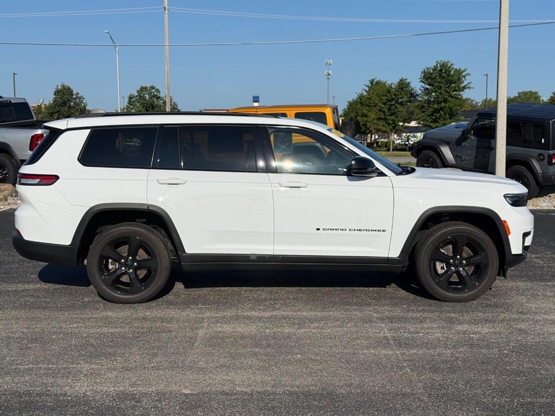 Jeep Grand Cherokee L Vehicle Full-screen Gallery Image 2